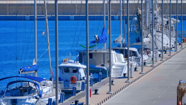 Barcos-y-grandes-yates-amarrados-en-el-puerto-de-Valencia