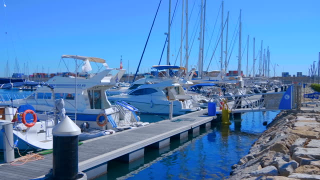 Zahlreiche-Yachten-im-Seehafen-von-Valencia-anlegen