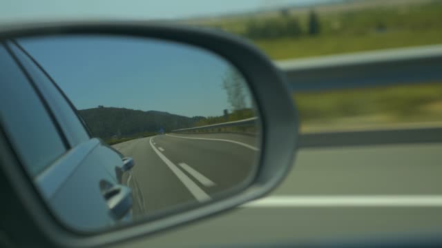 Zeit-Runden-Rückspiegel-Ansicht-auf-spanischer-Autobahn