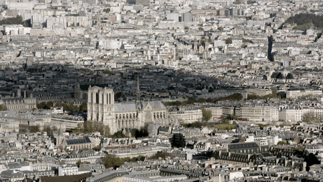 París,-Francia,-20-de-noviembre-de-2014:-Toma-aérea-de-establecimiento-de-Notre-Dame-en-Paris.-de-día
