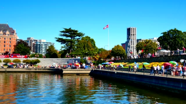 Victoria-City-Inner-Harbor-and-Tourists-on-Causeway,-Empress-Hotel