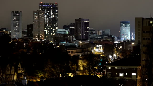 Birmingham,-Inglaterra-del-horizonte-de-centro-de-la-ciudad-en-la-noche-teleobjetivo.