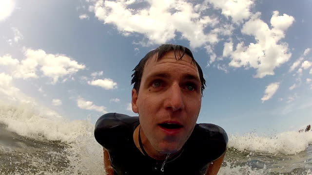 CLOSE-UP:-Young-man-bodyboarding