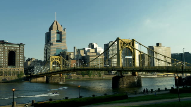 Pittsburgh,-Pennsylvania,-USA-–-ca.-Mai-2014-–-Ein-Abend-establishing-shot-von-Gebäuden-in-der-Innenstadt-von-Pittsburgh,-Pennsylvania.