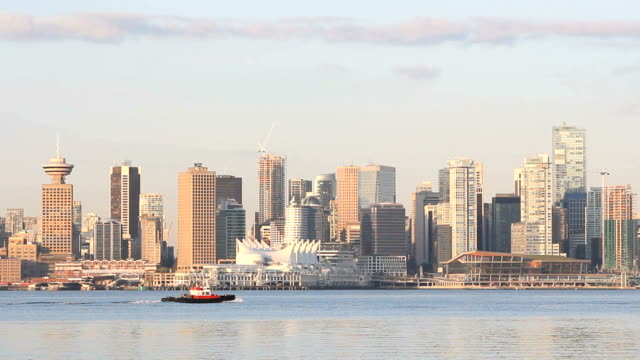 Tug-embarcación-de-pasar-al-panorama-urbano-de-Vancouver