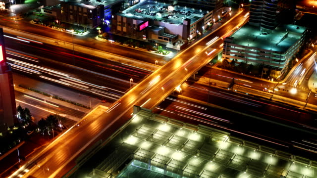 city-traffic-at-night,-time-lapse