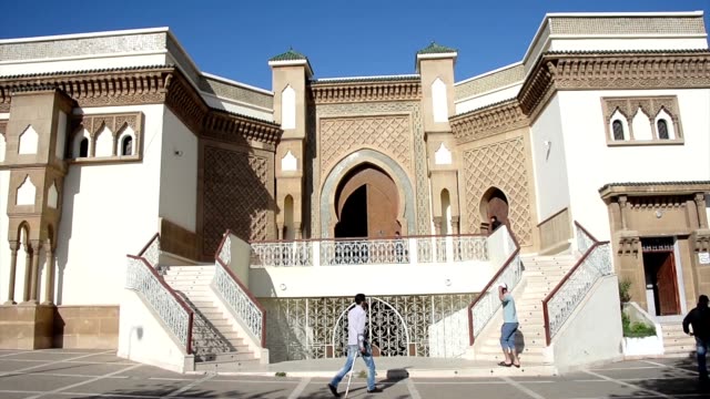 Menschen-zu-Fuß-in-die-Loubnan-Moschee-in-Agadir