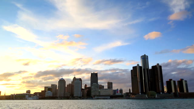 Vista-de-los-edificios-de-Detroit,-Michigan-en-la-puesta-de-sol