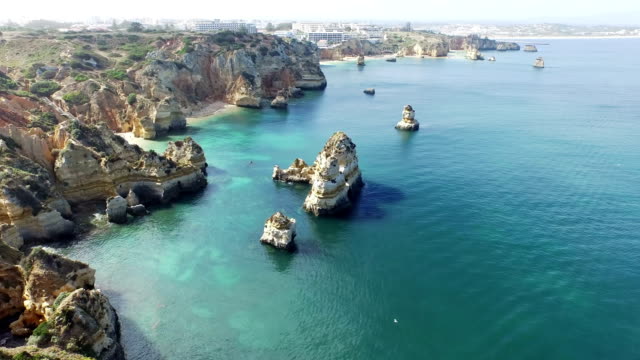 Vista-aérea-de-rocas-naturales-cerca-de-Lagos-del-Algarve-en-Portugal