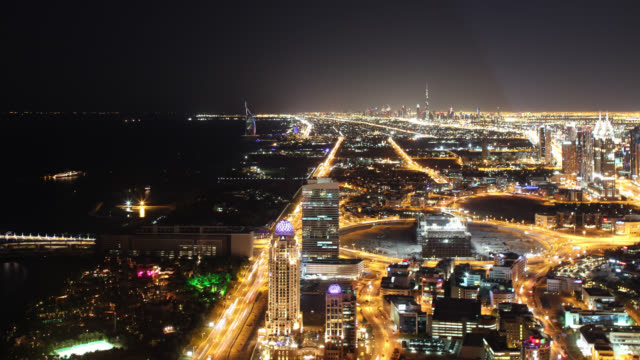 4-k-time-lapse-tráfico-de-la-noche-de-las-carreteras-de-la-ciudad-de-dubai,-Emiratos-Árabes-Unidos