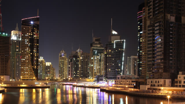 La-marina-de-dubai-de-luz-de-noche-4-K-time-lapse-de-Emiratos-Árabes-Unidos