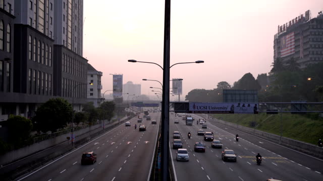 Kuala-Lumpur,-Malasia---19-de-septiembre-de-2015:-4-k-footage-of-road-en-Kuala-Lumpur-al-amanecer.