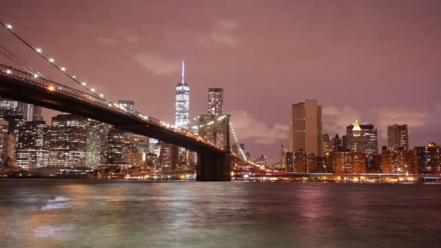Luz-de-noche-panorámica-del-puente-de-brooklyn-de-4-k-time-lapse-de-EE.-UU.