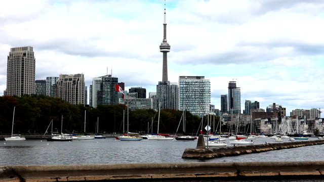 Vista-de-los-edificios-de-la-ciudad-de-Toronto,-con-barcos-en-el-plano