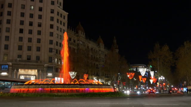 Barcelona-luz-de-noche-rotonda-fuente-4-k,-España