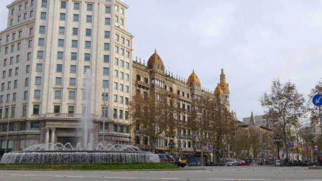 barcelona-city-main-street-day-light-fountain-traffic-circle-4k-spain