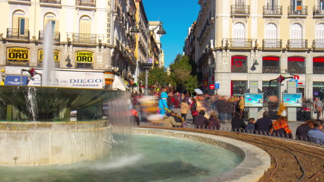 Madrid-sonniger-Tag-Plaza-Puerta-del-Sol-Brunnen-4-k-Zeitraffer-Spanien