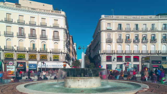 Madrid-Tageslicht-Puerto-del-Sol-Platz-Brunnen-4-k-Zeitraffer-Spanien