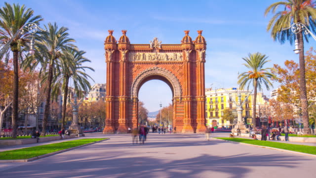 Spanien-Sonne-Licht-Barcelona-Bogen-de-Triomphe-zu-Fuß-Straße-–-Panoramaaufnahme-4-k-Zeitraffer