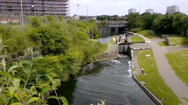 Canal-barco-en-un-bloqueo-en-Birmingham,-Inglaterra.
