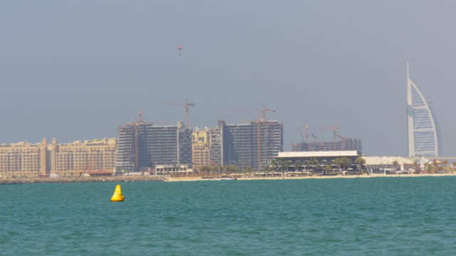 La-ciudad-de-dubai-de-luz-de-día-palm-hotel-burj-al-arab-panorama-4-k,-Emiratos-Árabes-Unidos