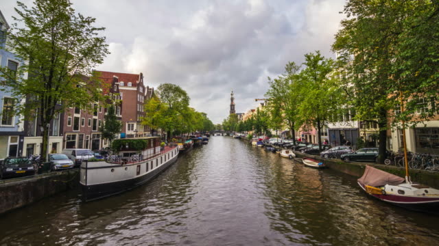 Zeit-laspe-von-einem-Kanal-in-Amsterdam