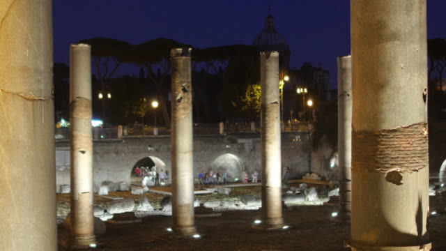 Foro-romano-por-la-noche,-Roma,-Italia