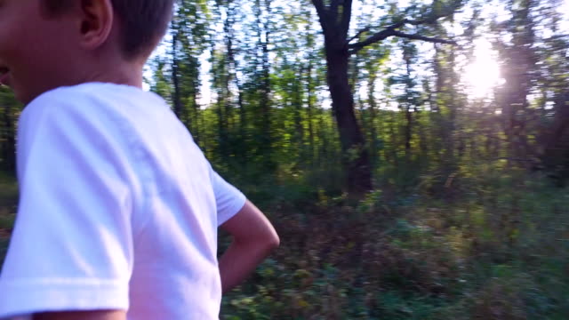 Hijo-adolescente-delgado-está-corriendo-en-senderos-y-senderos-en-el-bosque.-El-chico-está-entrenado-para-correr-bien.-Deportes-en-la-naturaleza.