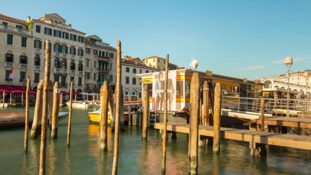 Italien-Sommer-Tag-Venedig-Canal-Bucht-Fähre-Bahnhof-Stadtpanorama-4k-Zeitraffer