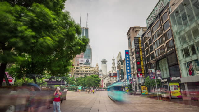 China-shanghai-Sommer-Tag-Zentrum-Bürgersteig-überfüllten-Stadtpanorama-4-k-Zeitraffer