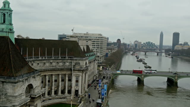 The-view-of-the-Thames-river-and-the-building-infront-it