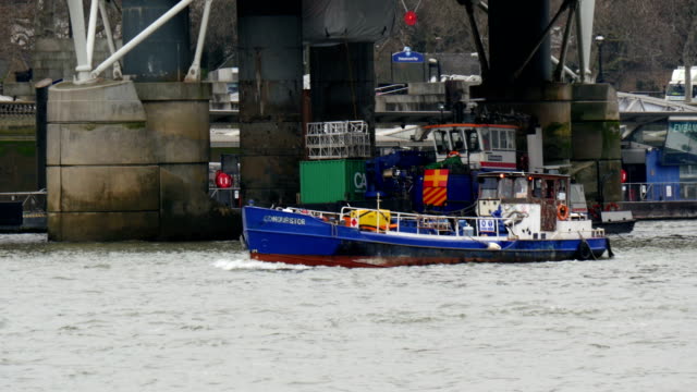 Eines-der-vielen-Fischerboote,-die-in-der-Themse-unterwegs-sind