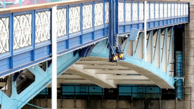 El-puente-azul-de-Londres-con-coches-que-pasan-por