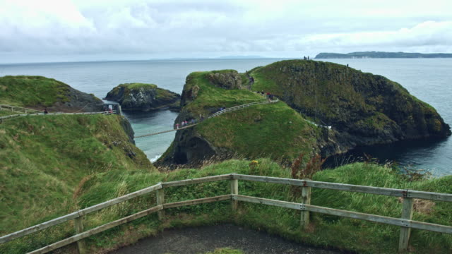 4k-Shot-of-Carrick-a-Rede-Rope-Bridge,-Game-of-thrones-filming-location