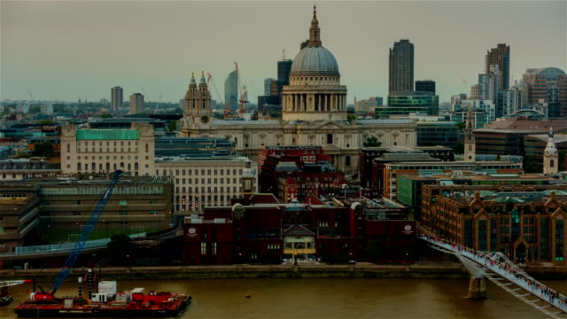 St-Pauls-Cathedral-evening-timelapse-showing-the-river-Thames-and-Millennium-Bridge-in-London,-England,-UK