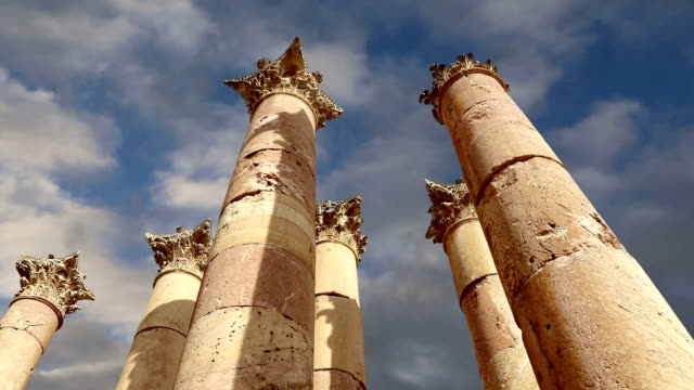 Columnas-romanas-en-la-ciudad-jordana-de-Jerash-(Gerasa-de-antigüedad),-capital-y-ciudad-más-grande-de-Jerash-Governorate,-Jordania