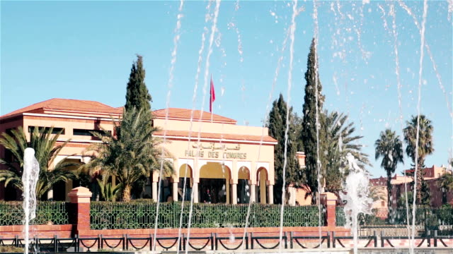 Brunnen-vor-Kongresspalast-in-Ouarzazate,-Marokko