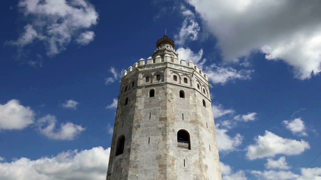 Torre-del-Oro-oder-Golden-Tower-(13.-Jahrhundert),-eine-mittelalterliche-arabische-militärische-dodecagonal-Wachturm-in-Sevilla,-Andalusien,-Südspanien