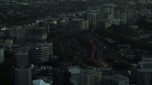 Aerial-Landschaftsansicht-von-Auckland-CBD-in-der-Abenddämmerung