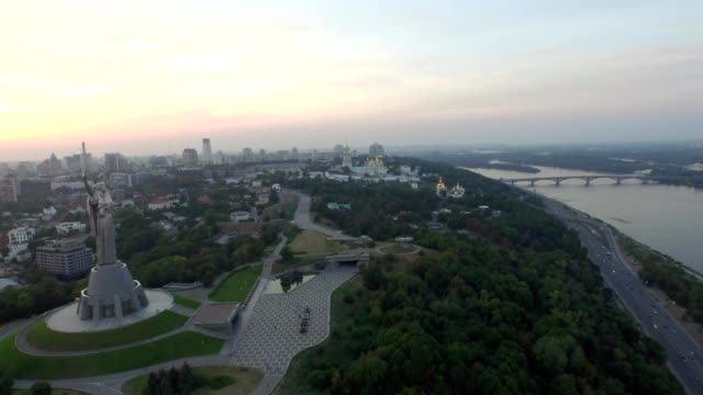 Panorama-de-Kiev,-Ucrania.-Madre-patria.-Vista-aérea.