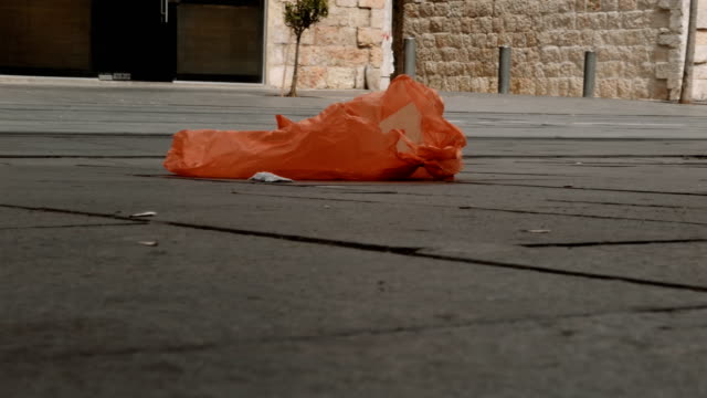 El-viento-transporta-una-bolsa-de-basura-a-lo-largo-de-la-calle-de-Jerusalén.