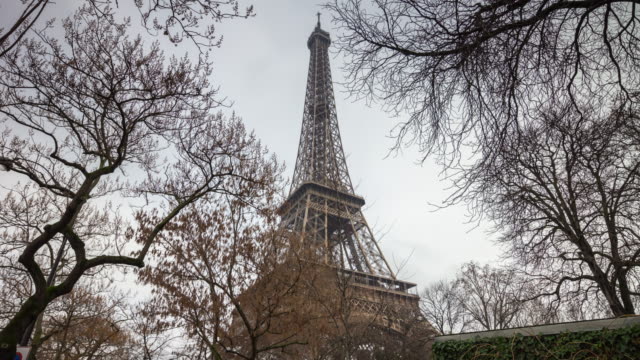 día-lluvioso-de-Francia-París-Ciudad-famoso-eiffel-torre-vista-del-parque-panorama-4k-lapso-de-tiempo
