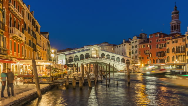 Italien-Nacht-Beleuchtung-berühmten-Rialto-Brücke-grand-Canal-Restaurant-Panorama-4-k-Zeit-hinfällig,-Venedig