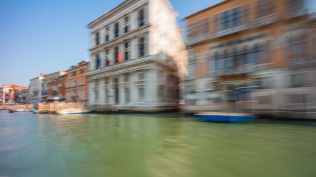 Italia-día-soleado-carretera-viaje-en-ferry-panorama-del-movimiento-de-la-gran-canal-de-Venecia-ciudad-4k-lapso-de-tiempo