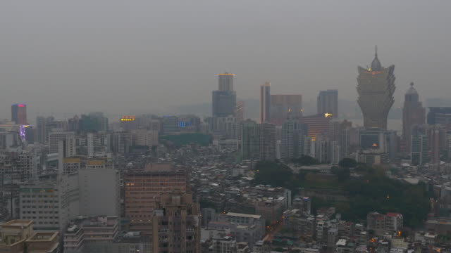 China-Bewölkt-Dämmerung-am-Abend-Macau-Stadtbild-Innenstadt-auf-dem-Dach-Panorama-4k