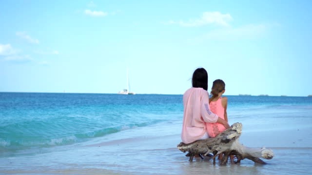 Family-of-mother-and-little-girl-at-tropical-beach