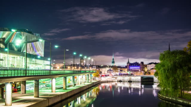 Puente-de-la-ciudad-de-Stockholm-en-4K-la-noche-Time-Lapse-Tilt.-La-ciudad-Capital-de-Suecia,-Scandinavia