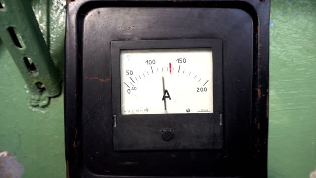 Vintage-analog-Amperemeter-auf-grünem-Hintergrund