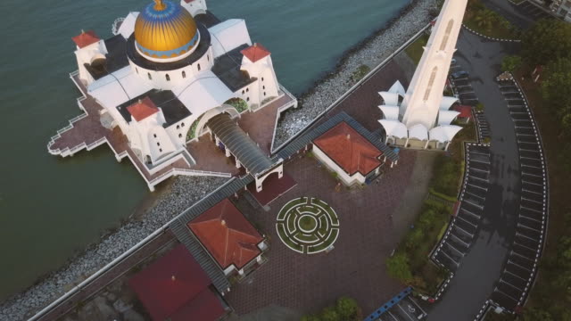 Aerial-Footage---Sunrise-at-a-mosque,-The-Melaka-Straits-Mosque