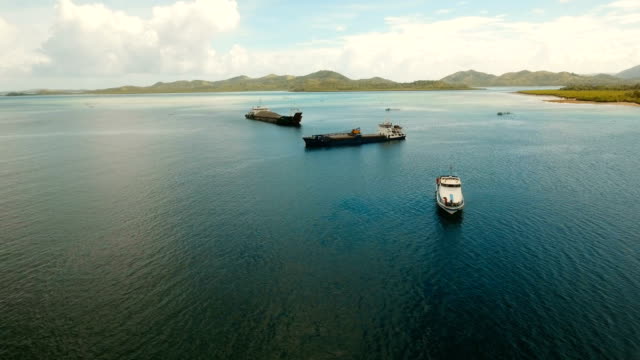 Aerial-Fracht--und-Passagierschiffen-Schiffe-im-Meer.-Philippinen,-Siargao